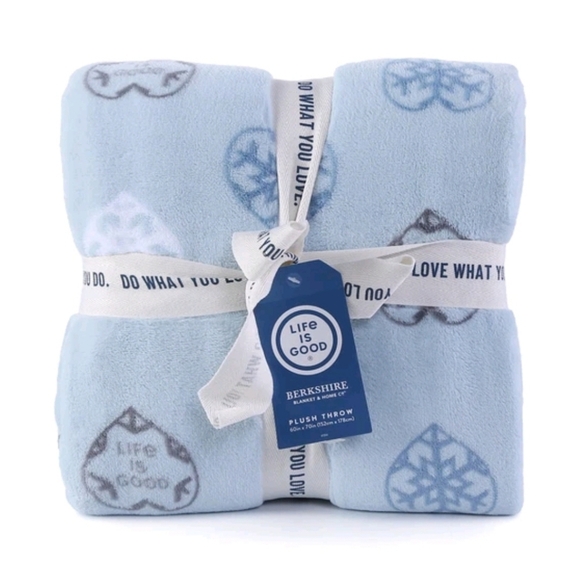 Life Is Good Berkshire Plush Throw Blanket 60x70 Blue Snowflake Hearts New - Picture 1 of 5